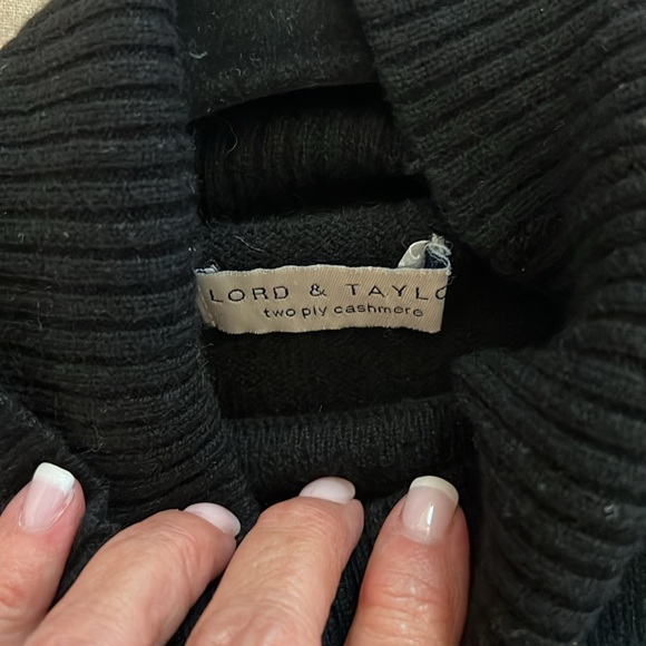 Lord and Taylor Large Cashmere sweater - Picture 4 of 5